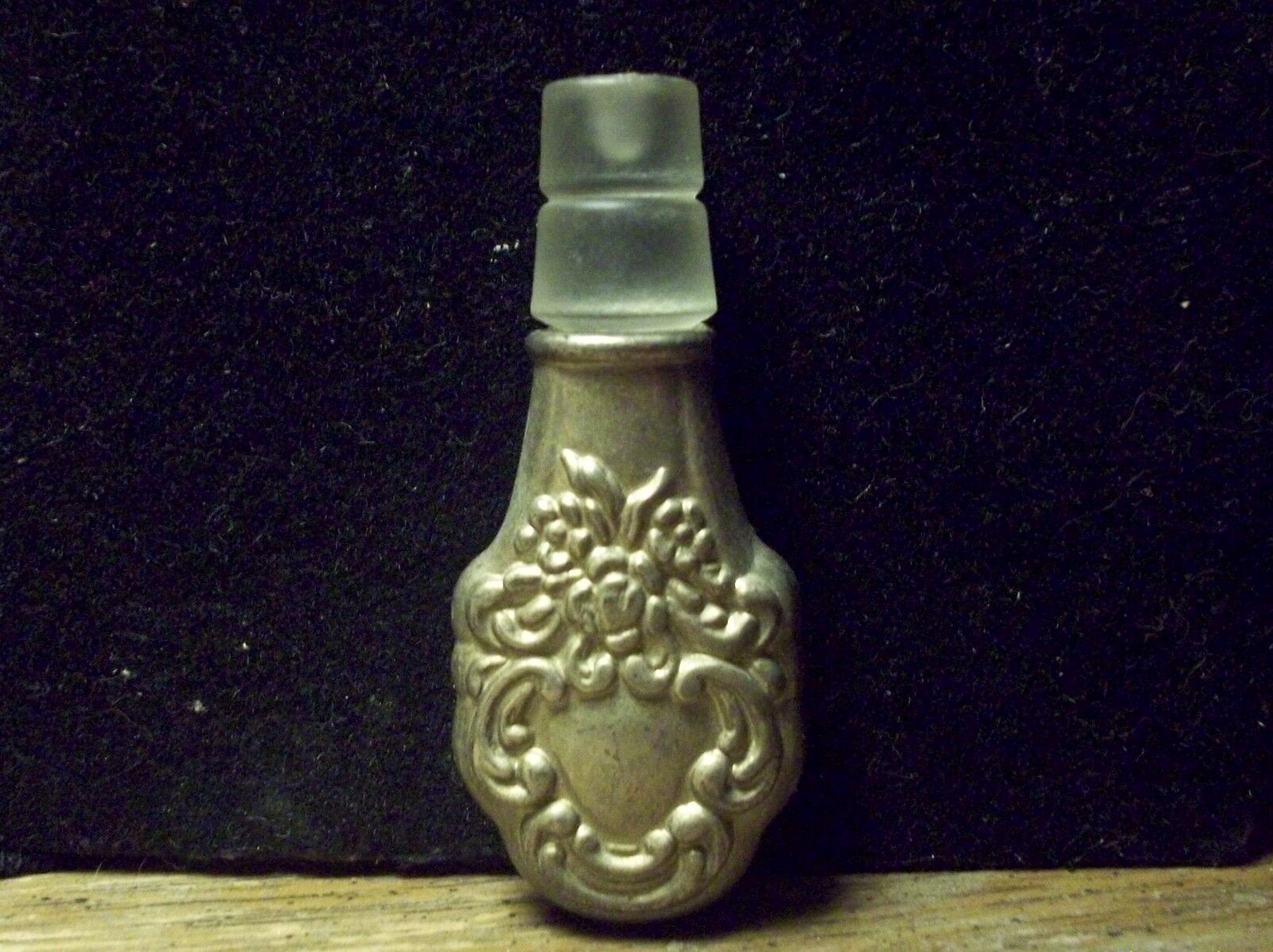 Vintage Antique? Silver Tone Small Ornate Flower Stopper To Decanter? Bottle?